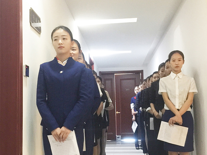 初試排隊(duì)女.jpg