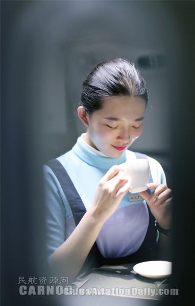這種Style的空姐表情,你絕對(duì)沒看過!