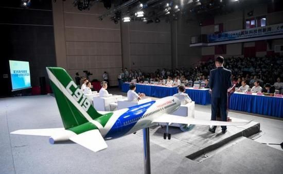 國(guó)產(chǎn)大飛機(jī)機(jī)組亮相 致謝首飛當(dāng)天被滯留乘客417530_ 國(guó)產(chǎn)大飛機(jī)機(jī)組亮相 致謝首飛當(dāng)天被滯留乘客